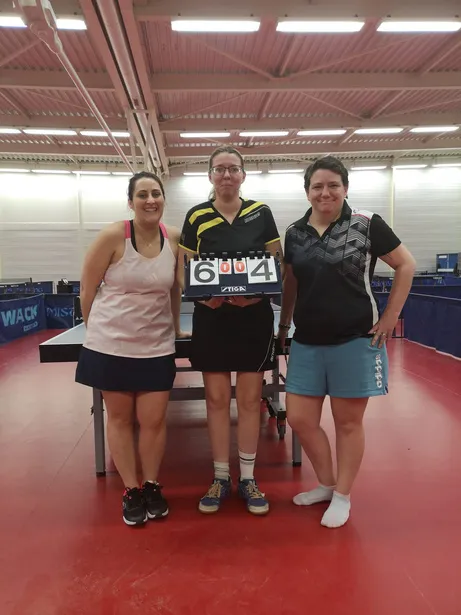 Trois joueuses de l'équipe féminine autour d'un marqueur